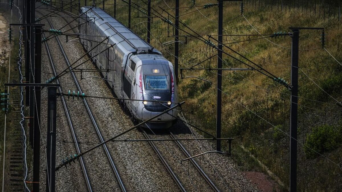 Travaux de terrassement et d'excavation le long de la ligne LGV a grande vitesse des TGV vers la Bretagne,  Rame de TGV Inoui, catenaire, ballast, voie ferree,