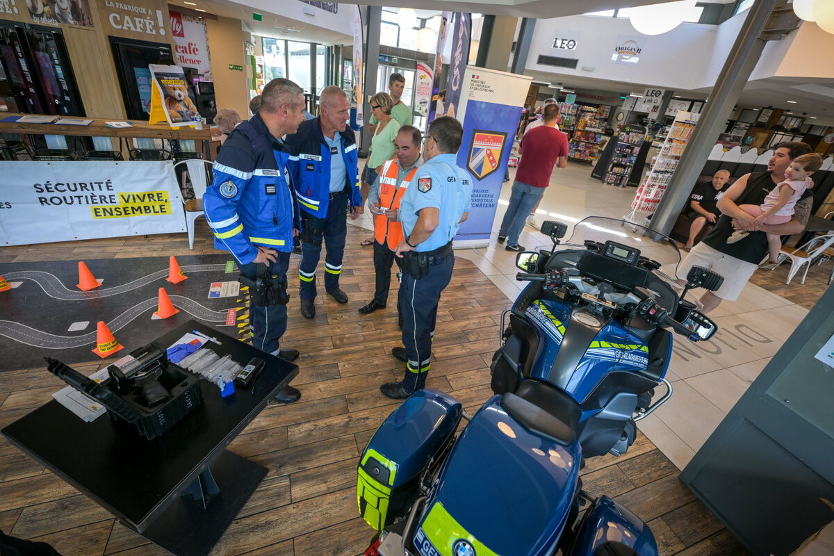aprr-la-gendarmerie-et-la-ddt-ont-sensibilise-les-automobilistes-aux-bons-reflexes-photo-jerome-humbrecht-1785603837.jpg