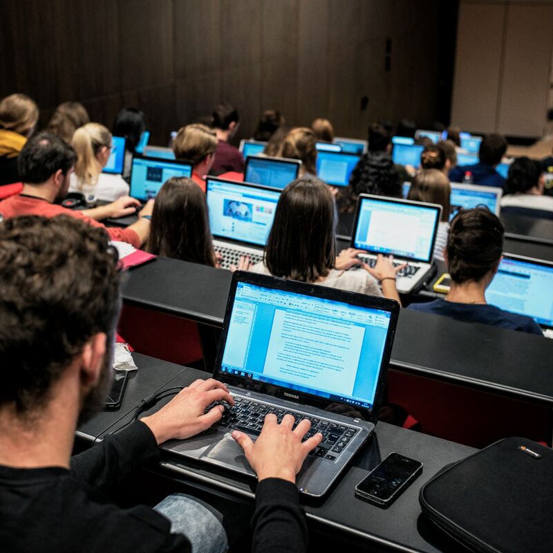 Des-etudiants-prennent-des-notes-sur-leurs-ordinateurs-1774842.jpg