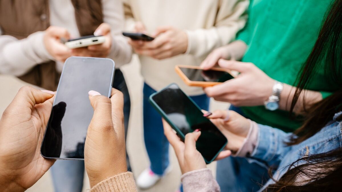 reseaux-sociaux-moins-de-15-ans-an.jpg