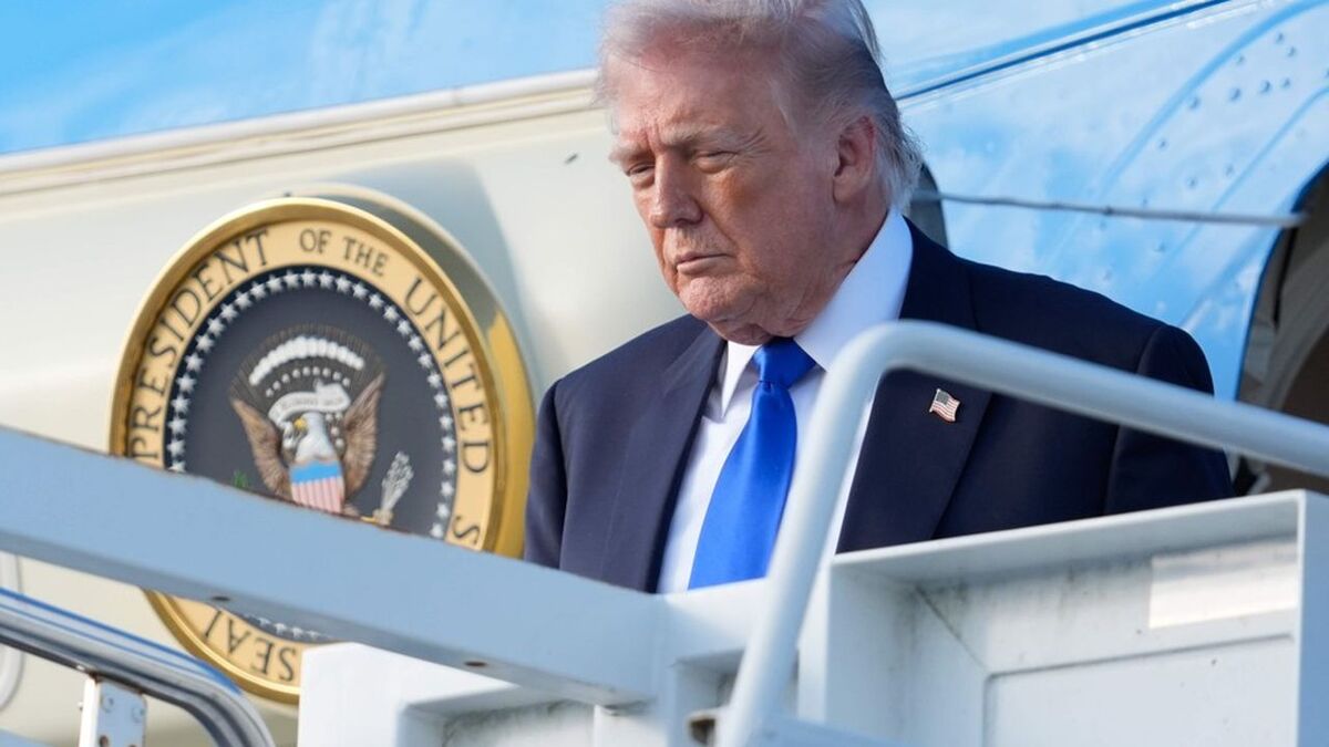 President Donald Trump arrives on Air Force One at Palm Beach International Airport in West Palm Beach Fla., Friday, April 24, 2026. (AP Photo/Manuel Balce Ceneta)/FLJE306/26114812553478//2604250035