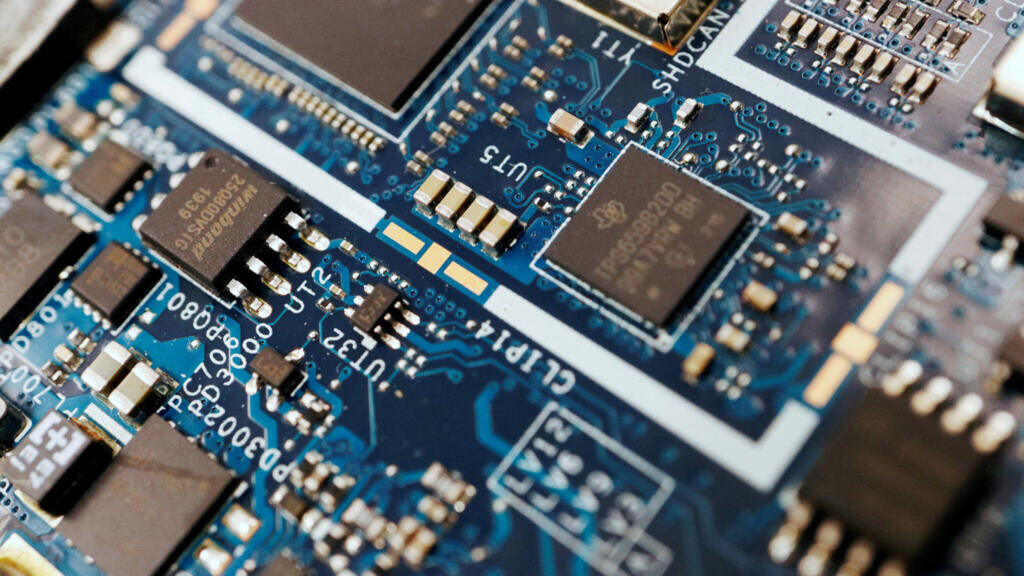w1024-p16x9-2022-10-11T080152Z_652394819_RC2XQS9YXOE1_RTRMADP_3_USA-CHINA-CHIPS-KLA_copy.jpg