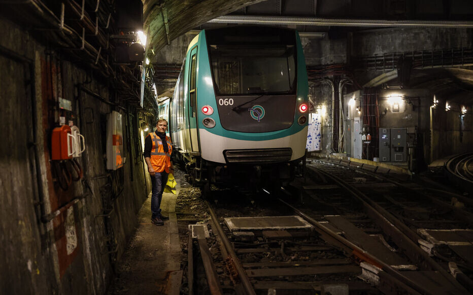 Paris, France, le 22 octobre 2022. Pendant la nuit les équipes de la RATP font des travaux sur les lignes de métro comme ici où une nouvelle machine à laver les métros est installée à la station place d'Italie. photo : LP / Olivier Corsan