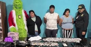 Pérou : un policier déguisé en Grinch se met en scène en train d’arrêter des trafiquants de drogue