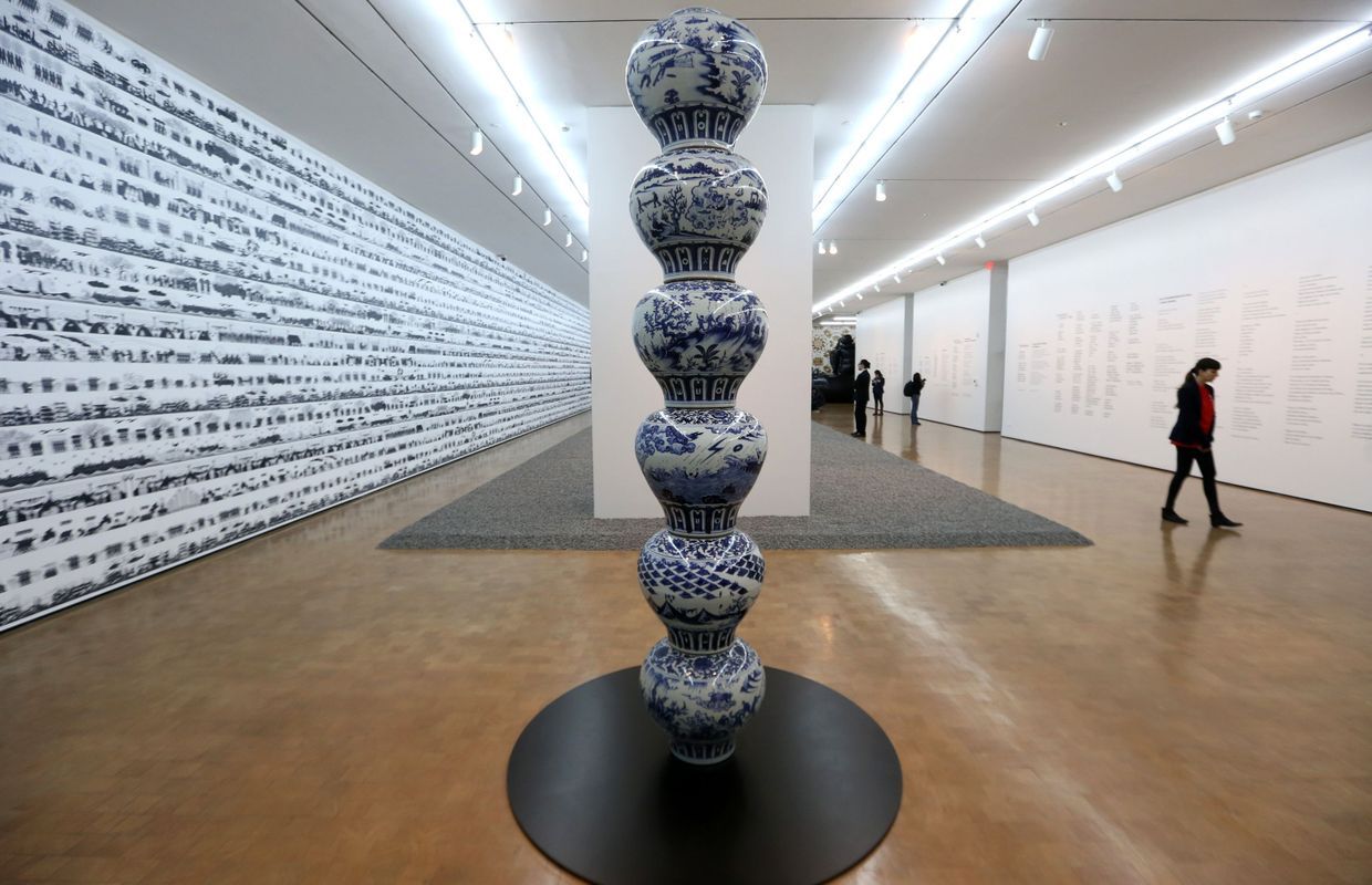 OMONDO ART - Un homme détruit une œuvre d'Ai Weiwei lors d'un vernissage en Italie