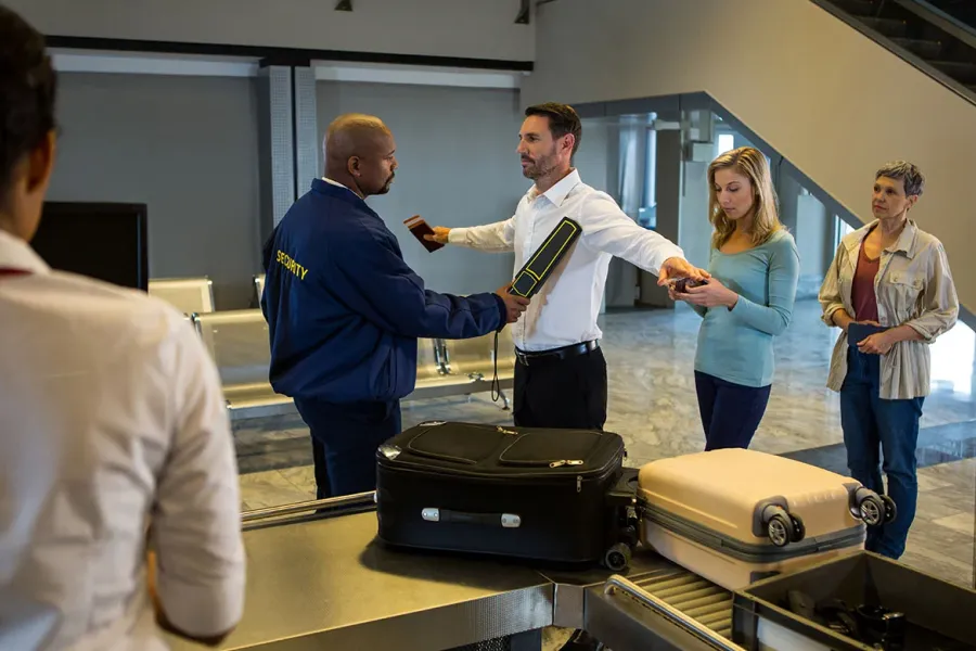 Violences Policières — La vidéo de la fouille au corps qui brise le récit officiel