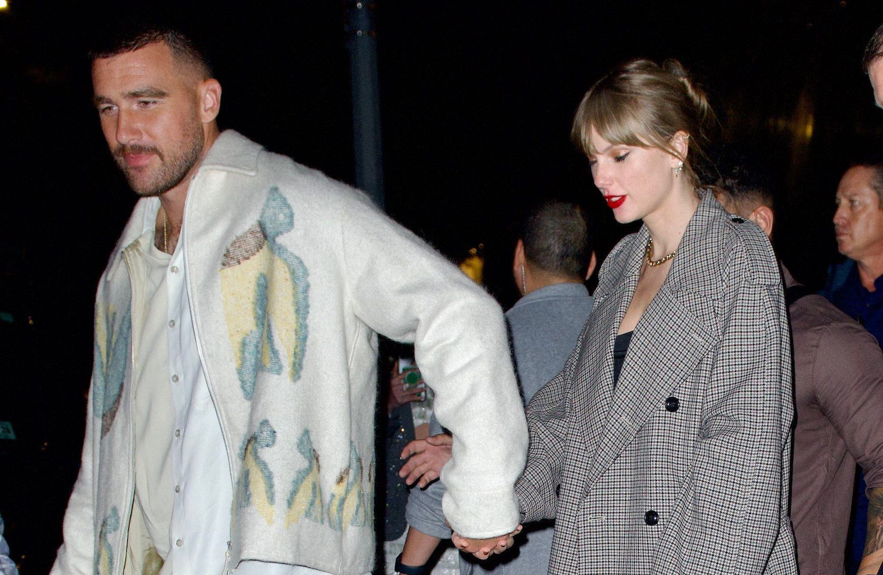 OMONDO PEOPLE - Taylor Swift et Travis Kelce : Une romance qui enflamme les réseaux sociaux