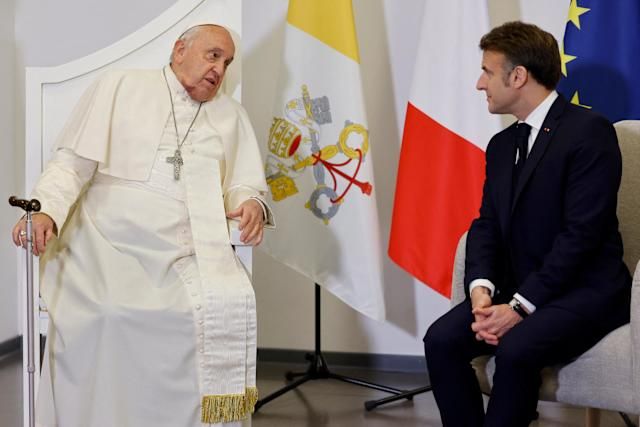 Emmanuel Macron et 130 délégations mondiales à Rome pour les obsèques du pape François : enjeux diplomatiques et symboliques.
