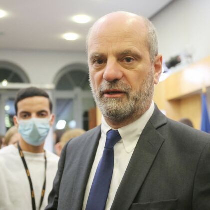 Jean-Michel blanquer critique emmanuel macron dans son nouveau livre