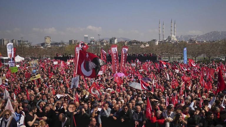 Turquie : manifestations massives contre l’arrestation du maire d’Istanbul