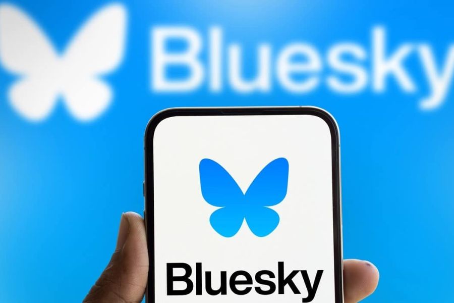 Bluesky : L'émergence d'un nouvel ordre social numérique ou l'illusion d'une utopie décentralisée ?