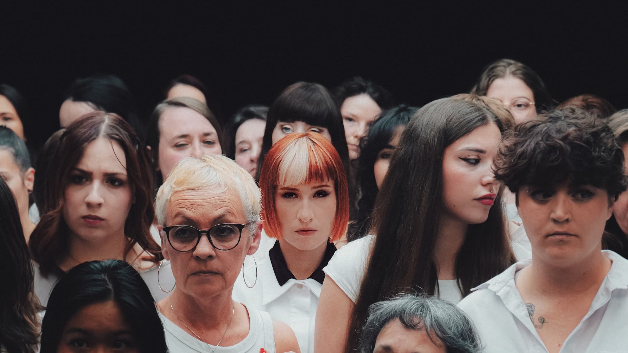 « Les prédateurs, dans la musique, on les connaît tous. Mais tout le monde se tait », dénonce la chanteuse Suzane avec son nouveau titre « Je t’accuse »