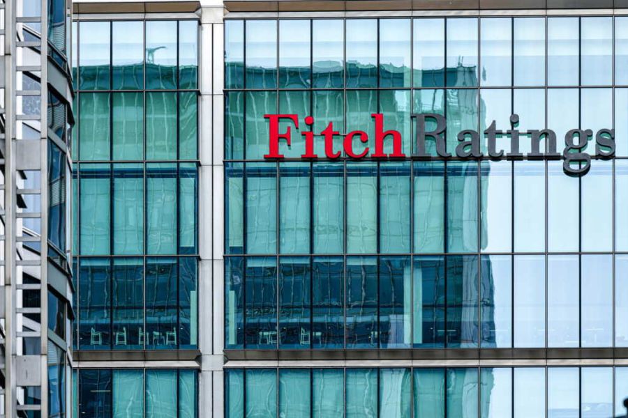 Fitch menace d’abaisser la note de la dette française, Paris sous haute tension économique
