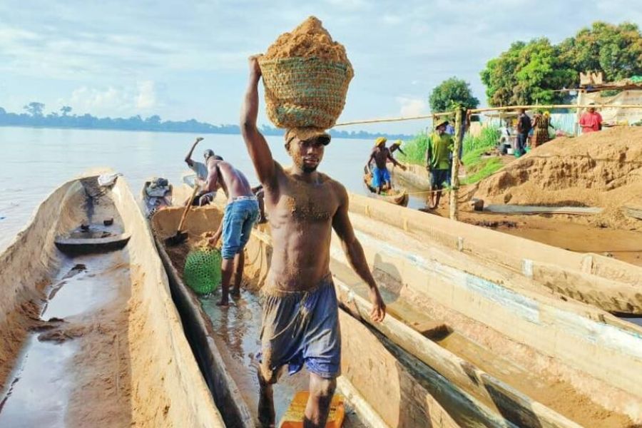 Le Sable et les Enjeux Écologiques de l'Oubangui : Enquête sur le Commerce Fluvial en Centrafrique