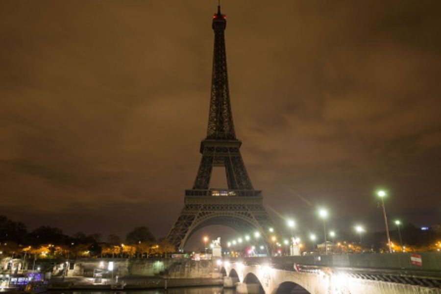 OMONDO MÉMOIRE - La tour Eiffel s'éteint en hommage aux victimes du 7 octobre