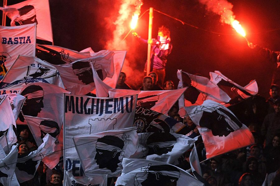 Ligue 2 : interruption du match Bastia-Lorient suite à des jets de projectiles, un nouveau défi pour le football français
