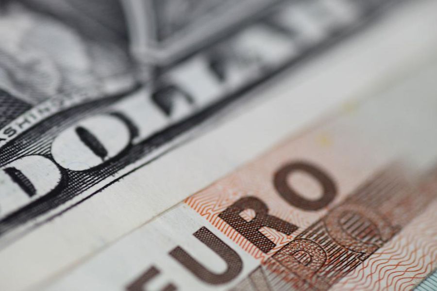 Le Dollar Se Renforce Face à l'Euro : Conséquences d'une Révision à la Baisse des Anticipations de Baisse des Taux par les Banques Centrales.