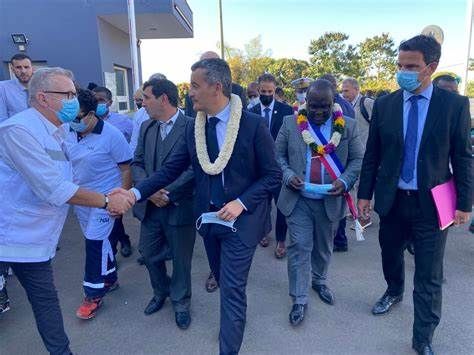 Face à une pénurie chronique de personnel médical, Mayotte ouvre ses portes aux praticiens étrangers. Cette décision, bien que controversée, vise à pallier le manque criant de soignants sur l'île. Une mesure d'urgence pour combler le déficit Un décret publié le 3 juillet au Journal officiel permet désormais aux médecins diplômés hors de l'Union européenne d'exercer à Mayotte sans passer par les épreuves de vérification des connaissances habituellement requises. Cette mesure exceptionnelle vise à : •	Répondre rapidement au manque de professionnels de santé •	Améliorer l'accès aux soins pour la population mahoraise •	Soulager les équipes médicales actuellement surchargées Un dispositif qui suscite des inquiétudes Cette décision ne fait pas l'unanimité au sein de la communauté médicale locale : •	Thierry Lahalle, président du syndicat des praticiens hospitaliers à Mayotte, exprime son étonnement face à l'adoption de ce décret •	Des craintes sont émises quant à la qualité des soins qui pourraient être prodigués par des médecins n'ayant pas réussi les examens standards •	Une manifestation a eu lieu le 10 juin pour alerter sur le manque de soignants et demander des garanties Les revendications des médecins locaux Face à cette situation, les praticiens de Mayotte demandent : 1.	Un socle de médecins titulaires pour encadrer les nouveaux arrivants 2.	Des solutions pour attirer davantage de médecins diplômés en France 3.	Des garanties sur la qualité des soins et la sécurité des patients Une mesure nécessaire malgré les controverses Malgré les inquiétudes, cette décision apparaît comme une nécessité au regard de la situation sanitaire critique de l'île : •	Mayotte fait face à des défis sanitaires majeurs (épidémies, maladies tropicales, etc.) •	Le manque de personnel médical compromet l'accès aux soins pour de nombreux habitants •	Cette mesure s'inscrit dans une stratégie plus large visant à renforcer le système de santé de l'île En conclusion, bien que controversée, l'autorisation donnée aux médecins étrangers d'exercer à Mayotte semble être une réponse pragmatique à une situation d'urgence. L'enjeu sera maintenant de trouver un équilibre entre la nécessité d'augmenter rapidement les effectifs médicaux et le maintien d'un niveau de qualité des soins satisfaisant.