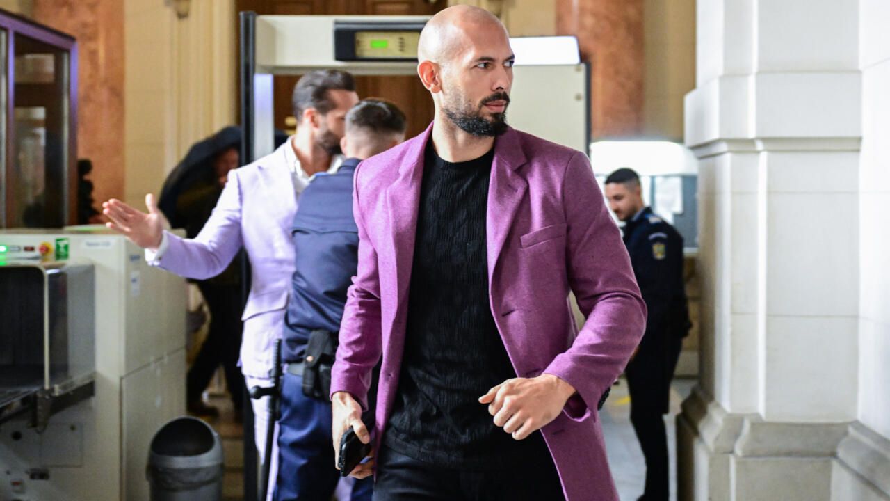 Andrew Tate, l'influenceur masculiniste, a quitté la Roumanie direction les États-Unis