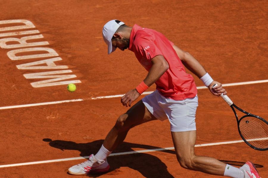 Tennis : Djokovic sorti dès le deuxième tour à Madrid, à un mois de Roland-Garros. Simple accident ou réelle inquiétude ?