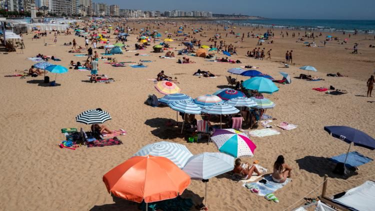 Tourisme et Vacances d'Été 2026 en France : Bilan de Fréquentation, Mutations des Habitudes de Voyage et Enjeux Économiques du Littoral à la Montagne