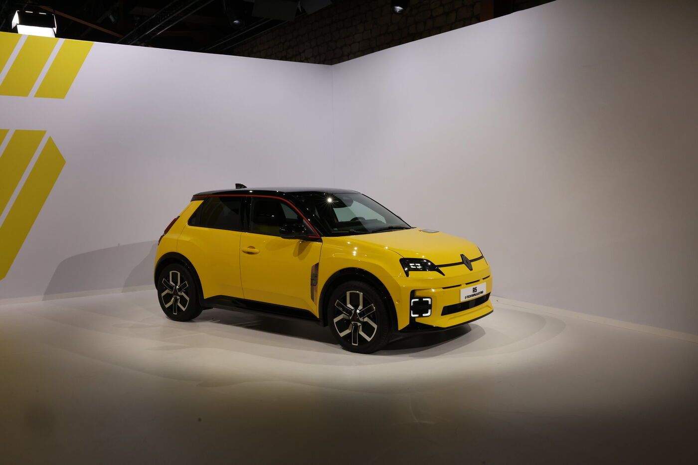 Tesla veut lancer ses taxis gratuits et sans chauffeur en Californie : Révolution ou Menace pour l'Emploi ?