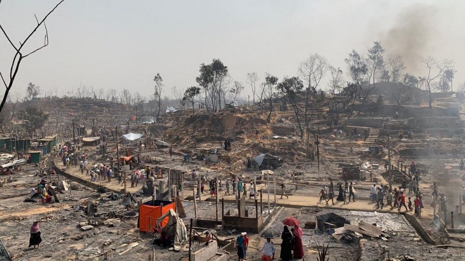 Un incendie à Cox's Bazar provoque le déplacement de milliers de réfugiés rohingyas