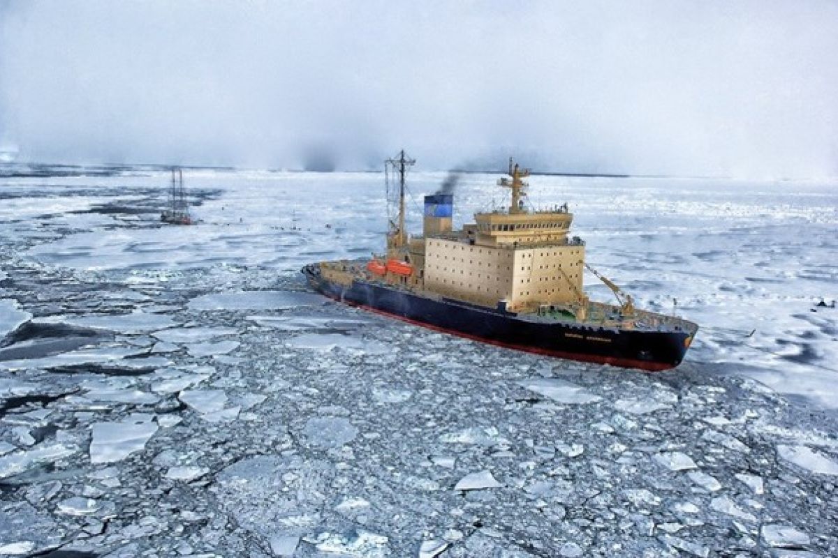 La Compétition pour l'Arctique : Analyse des Tensions Juridiques et Militaires autour de l'Ouverture des Nouvelles Voies Maritimes Polaires