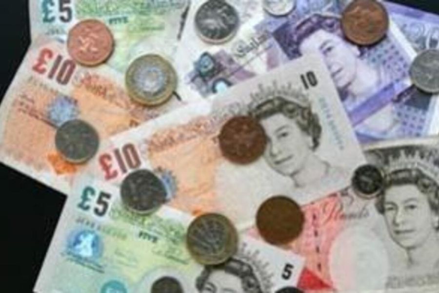 Crise de Confiance à Westminster - La Livre Sterling Ébranlée par les Changements de Gouvernement