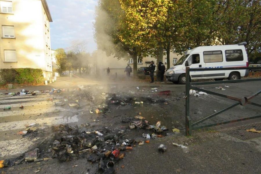 OMONDO FAITS DIVERS  -  Vénissieux : un lycée ciblé par des tirs de mortiers et des jets de pierres, un véhicule incendié