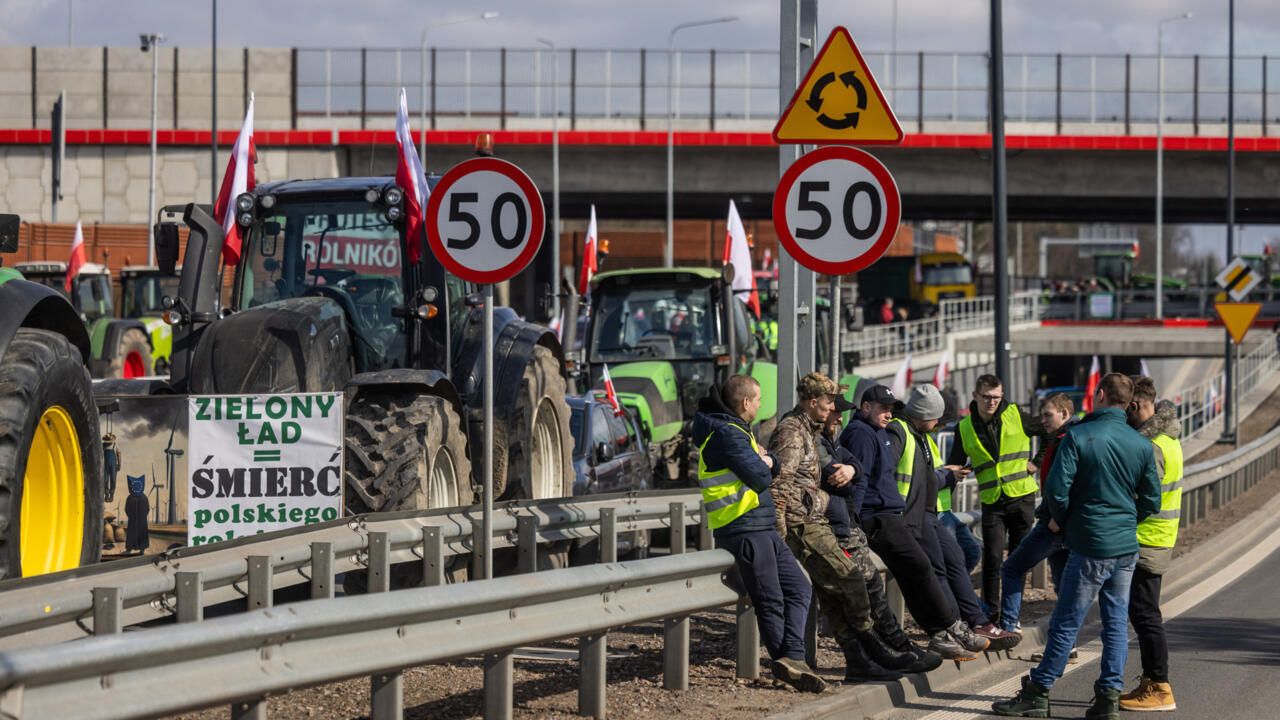 Agriculteurs polonais bloquent un passage frontalier avec l'Ukraine : tensions croissantes autour des importations agricoles