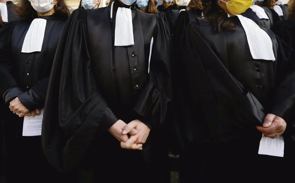 La Révolte des Robes Noires : Le Barreau face au Spectre de la « Justice Algorithmique »