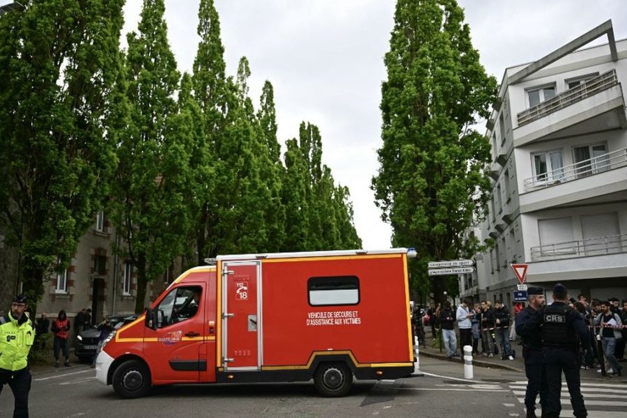 Attaque au couteau dans un lycée de Nantes : un mort, trois blessés, la sécurité scolaire en question.