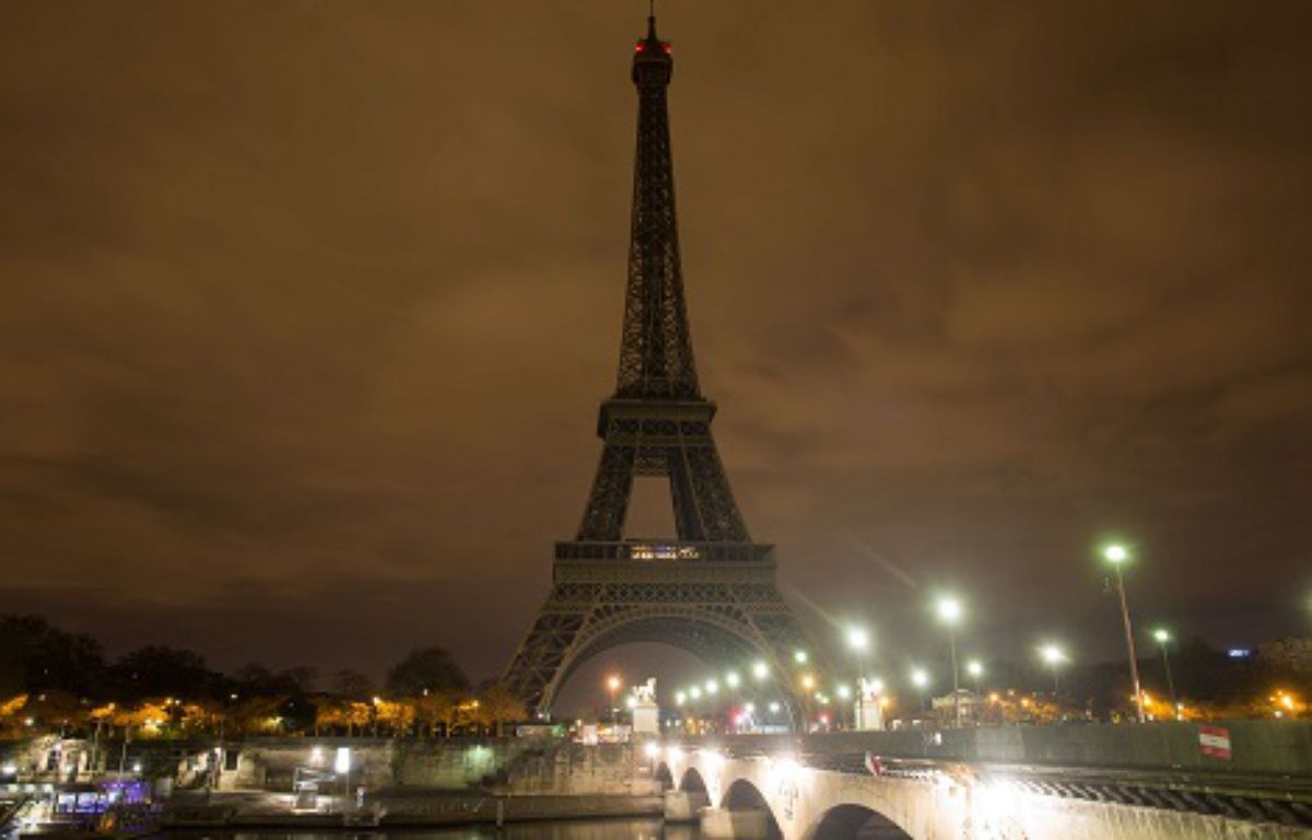 OMONDO MÉMOIRE - La tour Eiffel s'éteint en hommage aux victimes du 7 octobre