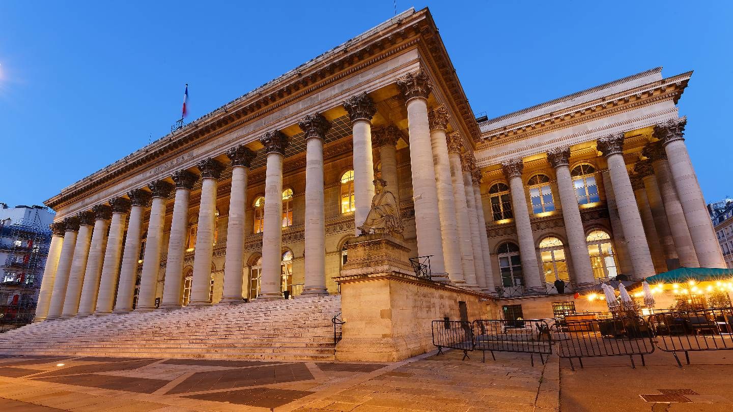 Le CAC 40 clôture au-dessus des 8000 points pour la première fois depuis la dissolution