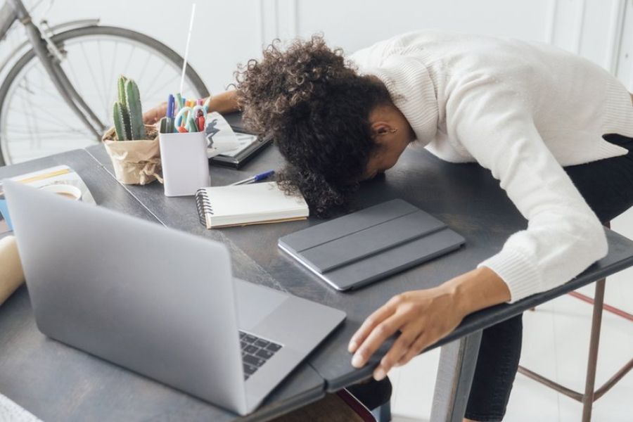 BURNOUT DES 25-35 ANS : Le Rapport INSERM Révèle l'Impact de la Charge Mentale Numérique