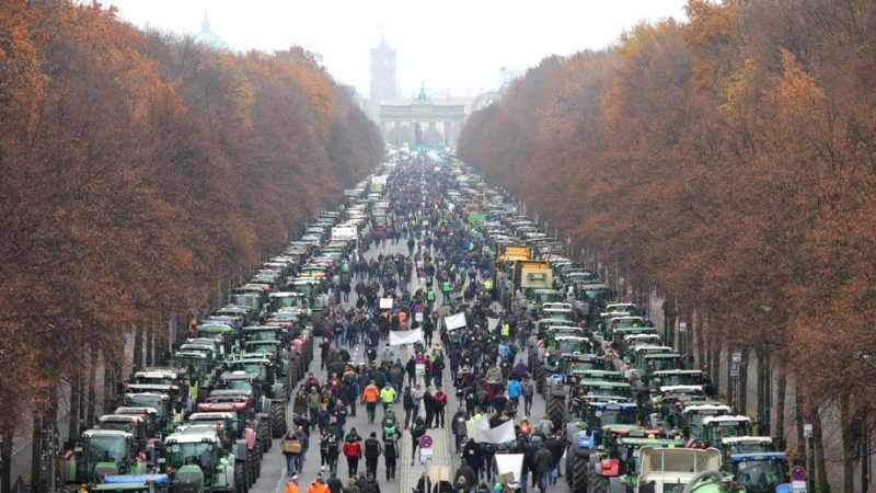 Des agriculteurs bloquent l'autoroute de Berlin pour protester contre la réduction des subventions