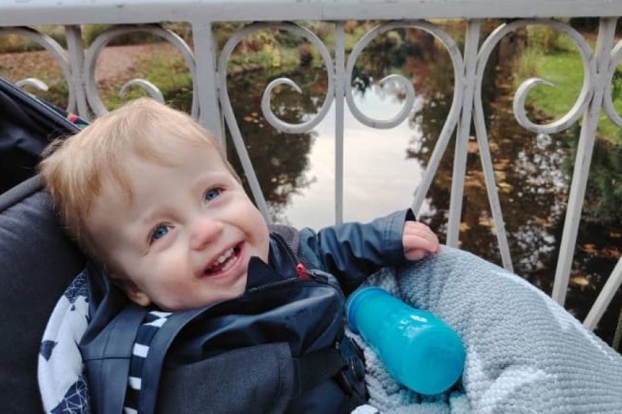 Hauts-de-Seine : Un Enfant de 20 Mois Meurt Étouffé à la Crèche en Mangeant une Banane : Négligence, Manque de Formation ou Failles du Système de Garde ?