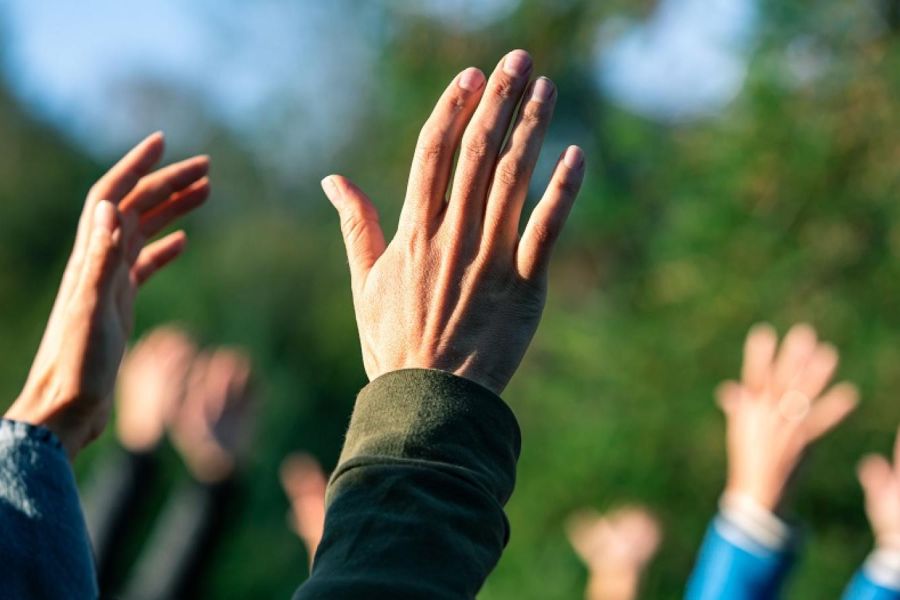 Dossier Omondo Regards : Dérives sectaires, crise de sens et montée des fondamentalismes en France