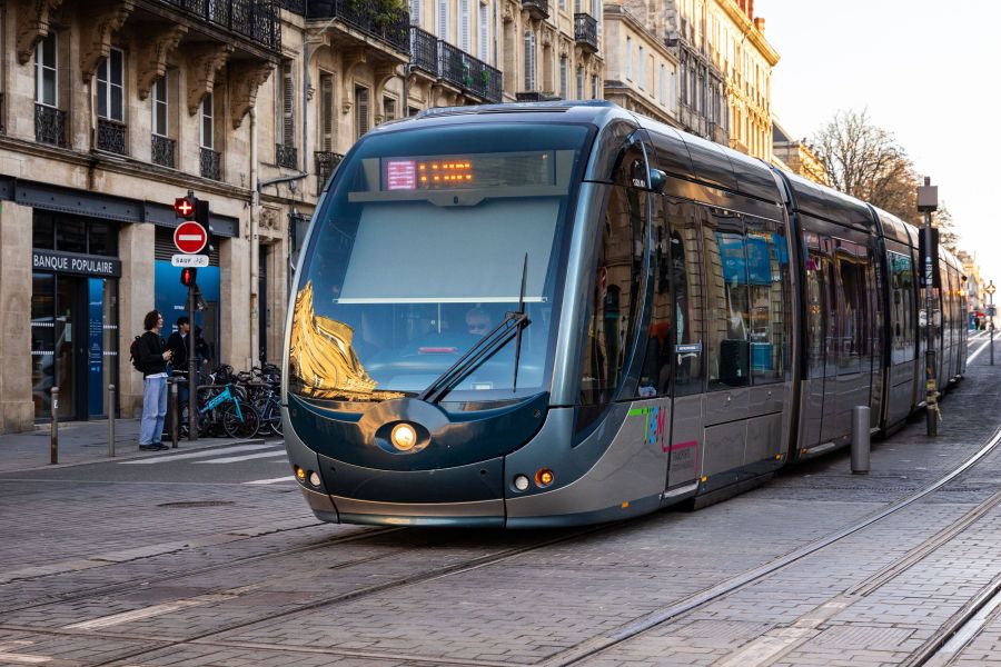 "Nous ne sommes plus en sécurité" : Incivilités, Agressions, Couteaux, le Tramway Bordelais, Reflet d'une Société à Vif ?