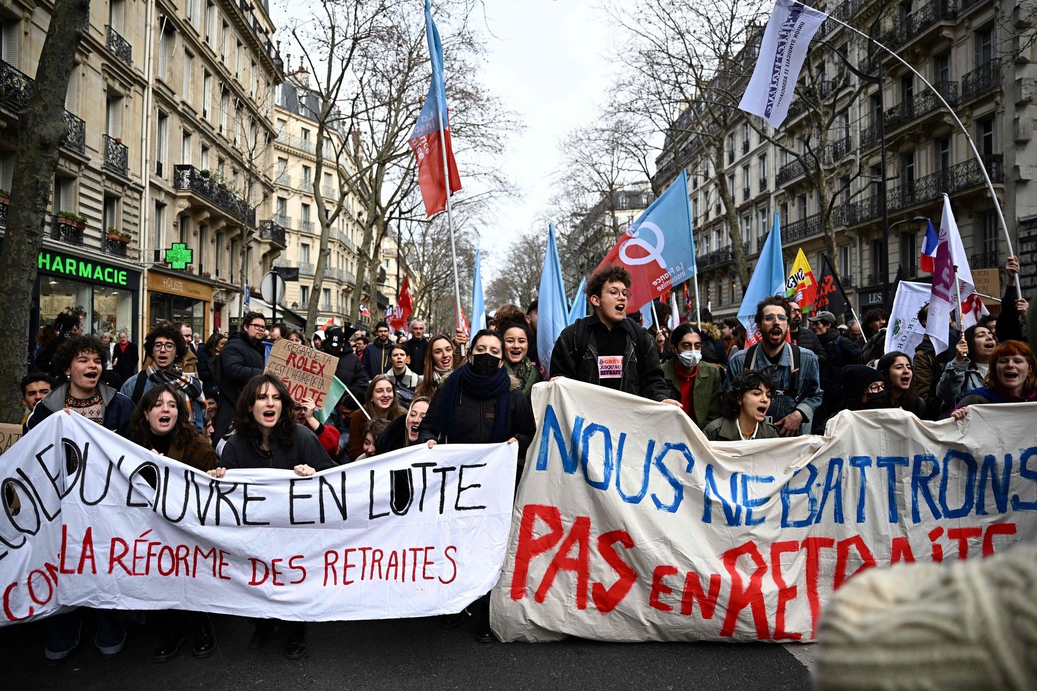 NOUVEL ACTE DE DÉFI : La Rue Tient Tête à la Réforme des Retraites, La Grève Générale Partielle Plonge la France dans une Crise Sociale Majuscule