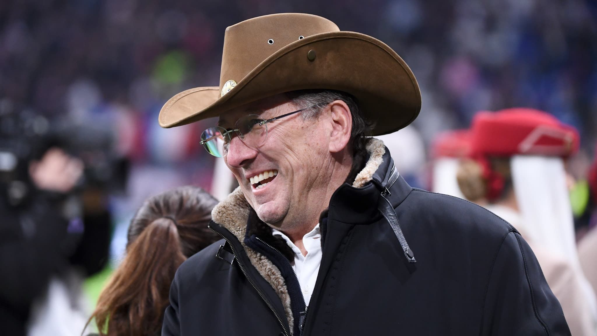 Lyon-PSG : Textor débarque au stade avec... un chapeau de cow-boy, en réponse à Al-Khelaïfi.