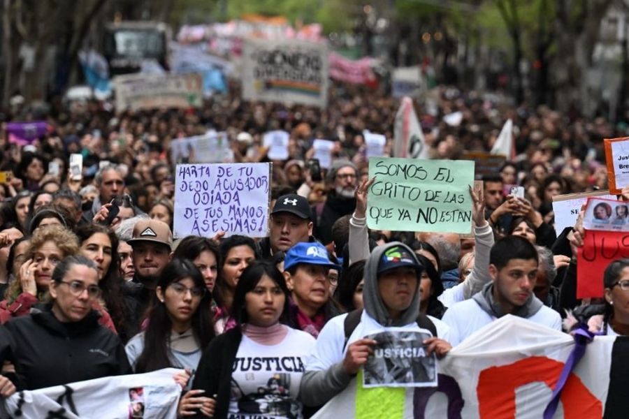 Après un triple féminicide, l'Argentine mobilisée pour la justice : une société en quête de réponses face aux violences faites aux femmes