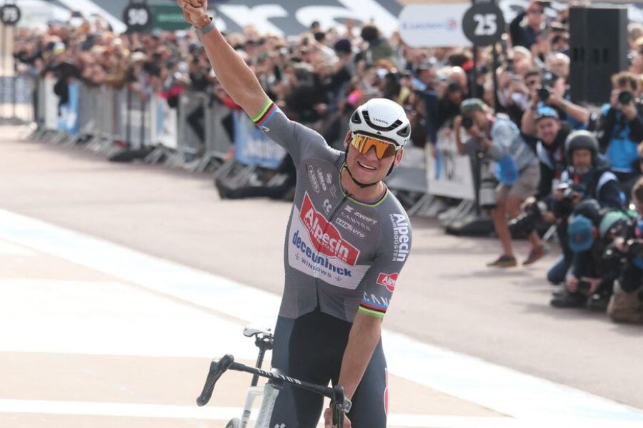 Paris-Roubaix : Van der Poel triomphe malgré une chute spectaculaire – Le champion néerlandais dompte l'Enfer du Nord avec panache