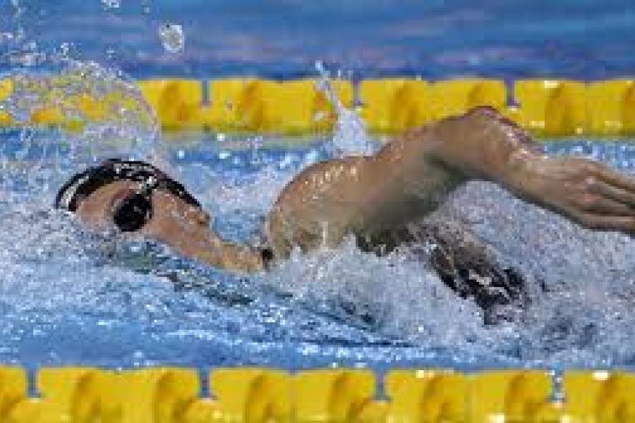 La Canadienne Summer McIntosh bat le record du monde du 400 m nage libre