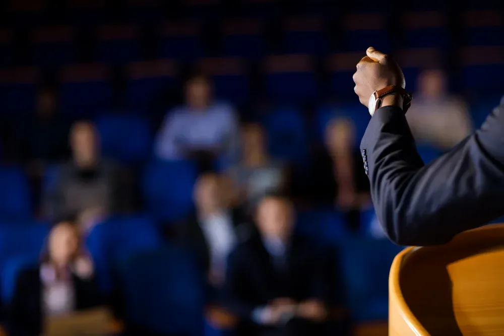 La Communication Politique à l'Épreuve du Numérique : Analyse d'une Polémique Estivale au Sommet de l'État