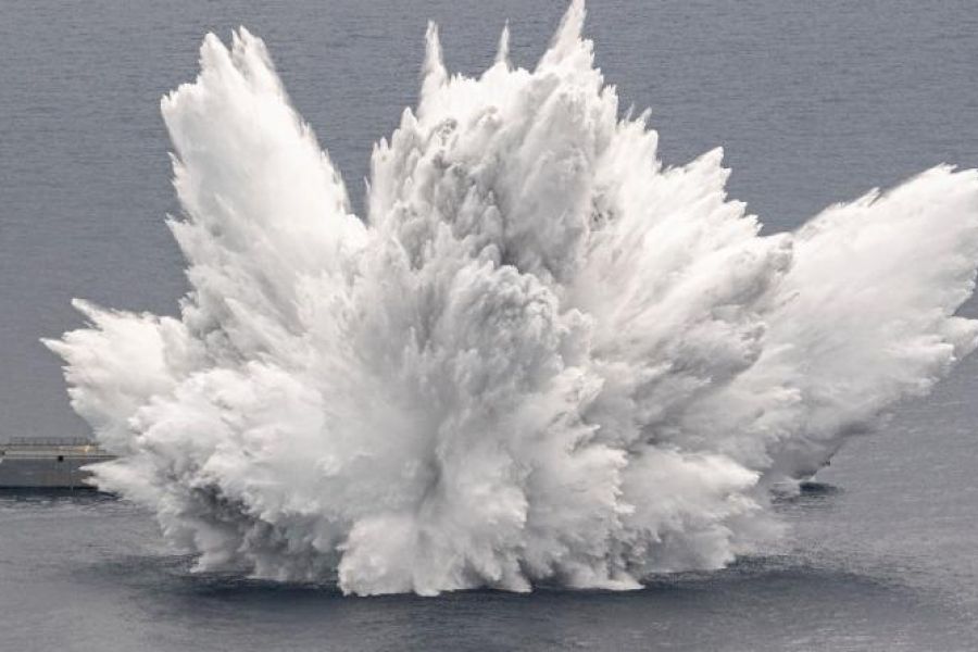 L’explosion spectaculaire d’une mine navale à proximité d’une frégate française