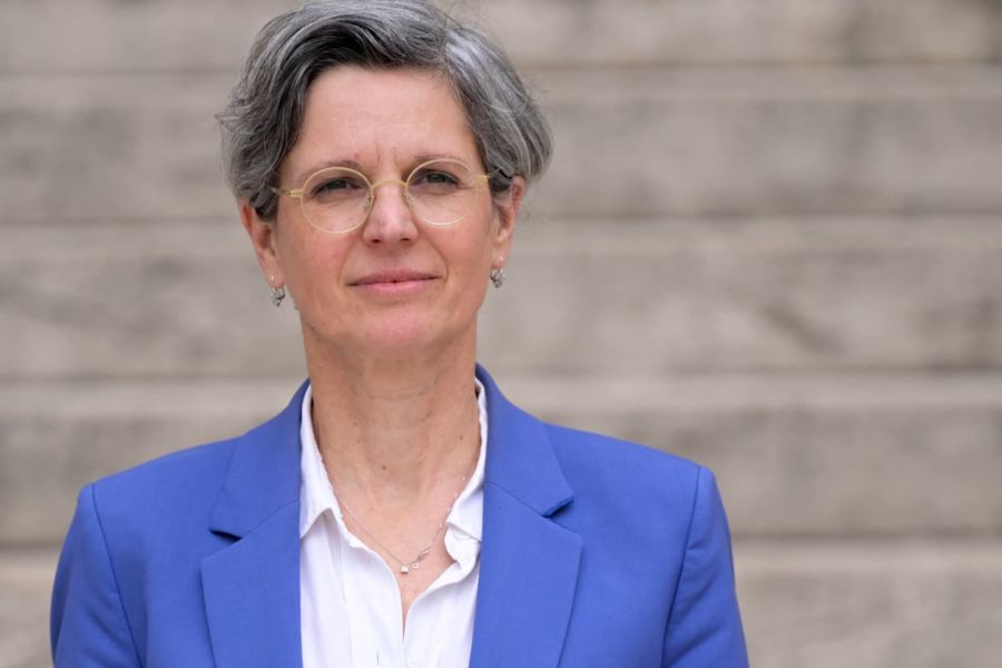 Sandrine Rousseau fustige le moratoire sur l’éolien et le solaire : la colère verte gronde à l’Assemblée