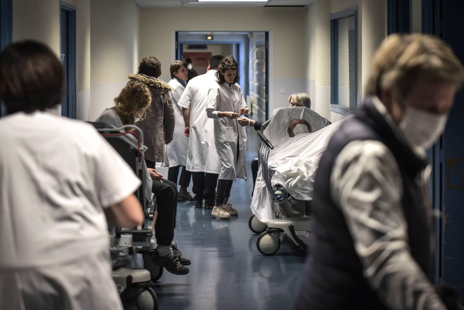 Épidémie de grippe en France : Les hôpitaux sous pression face à une triple menace virale