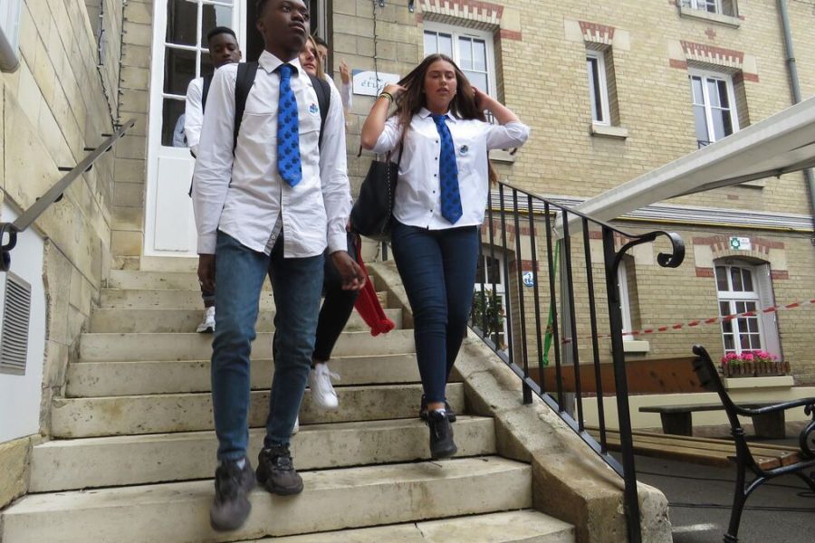 Réforme de l’école – le gouvernement relance le débat sur l’uniforme obligatoire